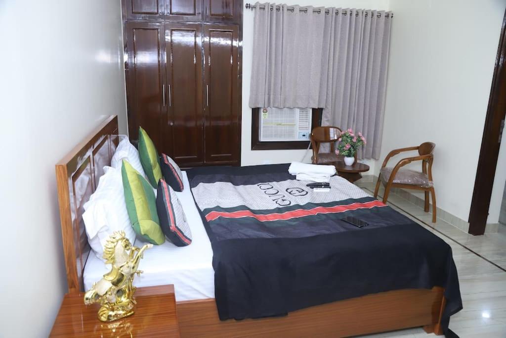 Divine India Service Apartment 3Bhk,B57 Sarita Vihar,Apollo Nuova Delhi Esterno foto