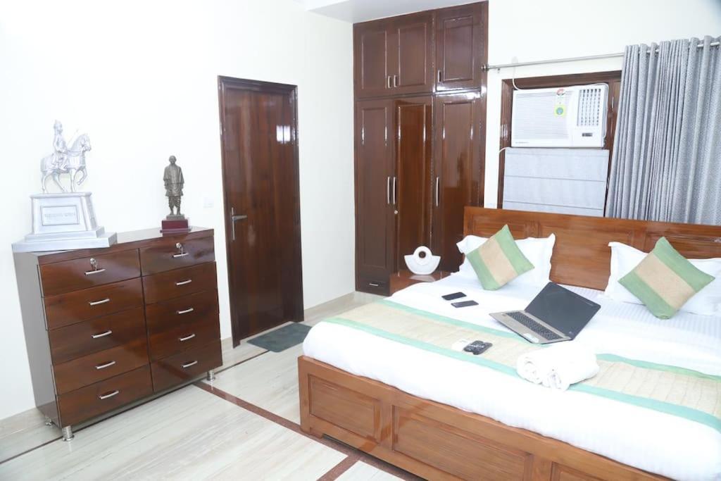 Divine India Service Apartment 3Bhk,B57 Sarita Vihar,Apollo Nuova Delhi Esterno foto
