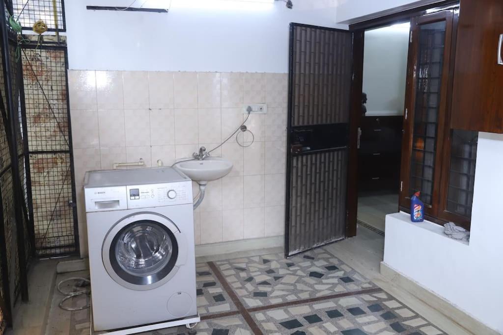 Divine India Service Apartment 3Bhk,B57 Sarita Vihar,Apollo Nuova Delhi Esterno foto