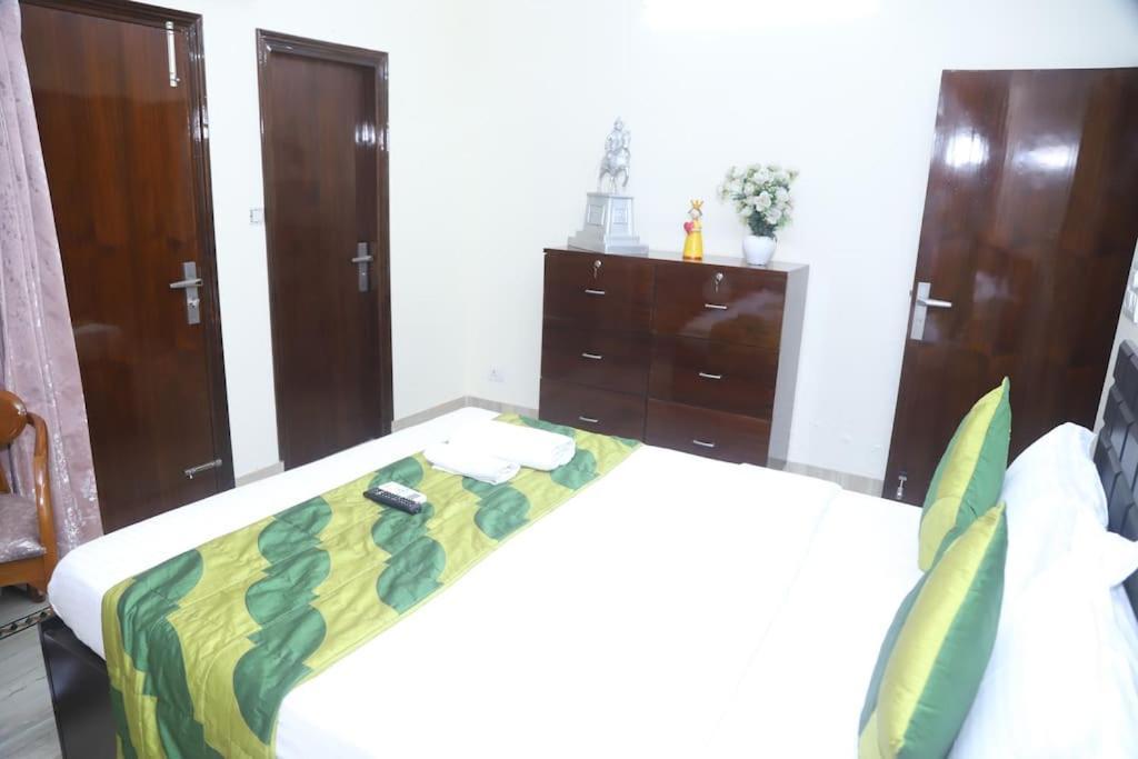 Divine India Service Apartment 3Bhk,B57 Sarita Vihar,Apollo Nuova Delhi Esterno foto